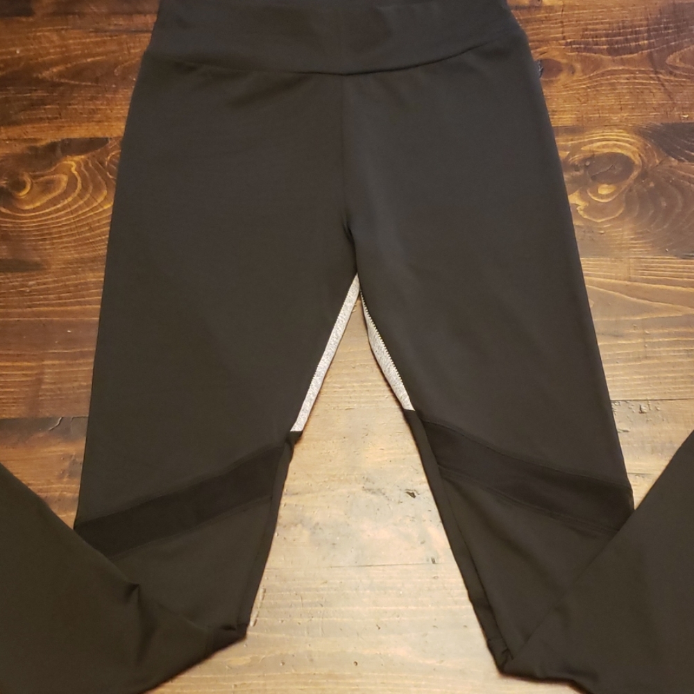 🌻💚NWOT Black and Grey Heart Butt Leggings💚